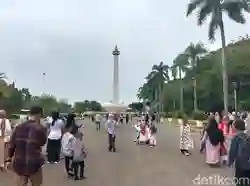 H+2 Lebaran, Meskipun Sore, Monas Masih Ramai Dikunjungi
